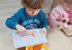 Dzieci kroją marchewkę
